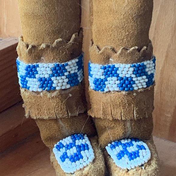 Inuit Art handmade DOLL, Sewn Face, Articulated Nose, Hair, Zipper, Fur, 9” - Picture 5 of 5